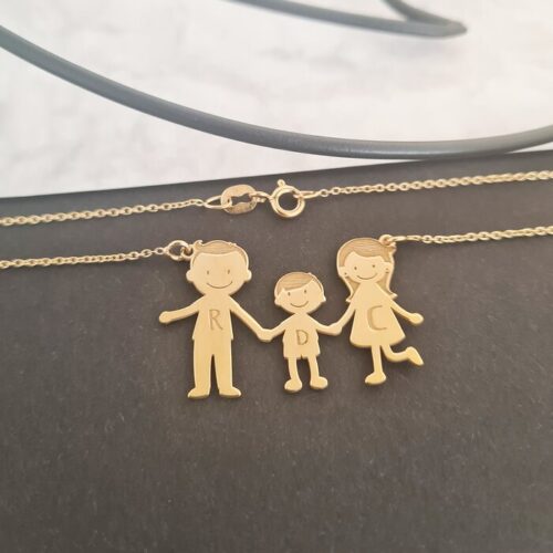 Lănțișor cu pandantive care reprezintă trei membri ai familiei