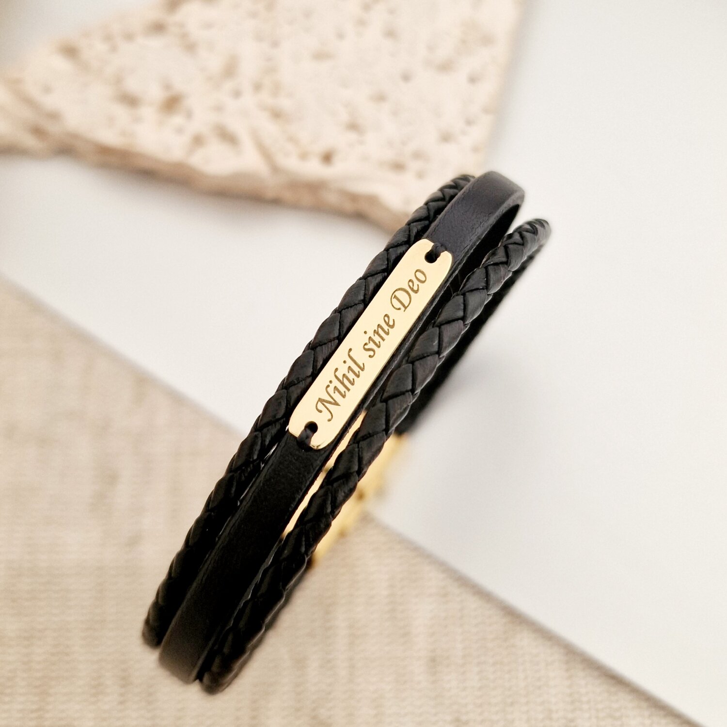 Bratara barbateasca cu 3 straturi de piele naturala neagra - Placuta cu gravura personalizata - Argint 925 placat cu Aur Galben 18K - Inchizatoare clips inox