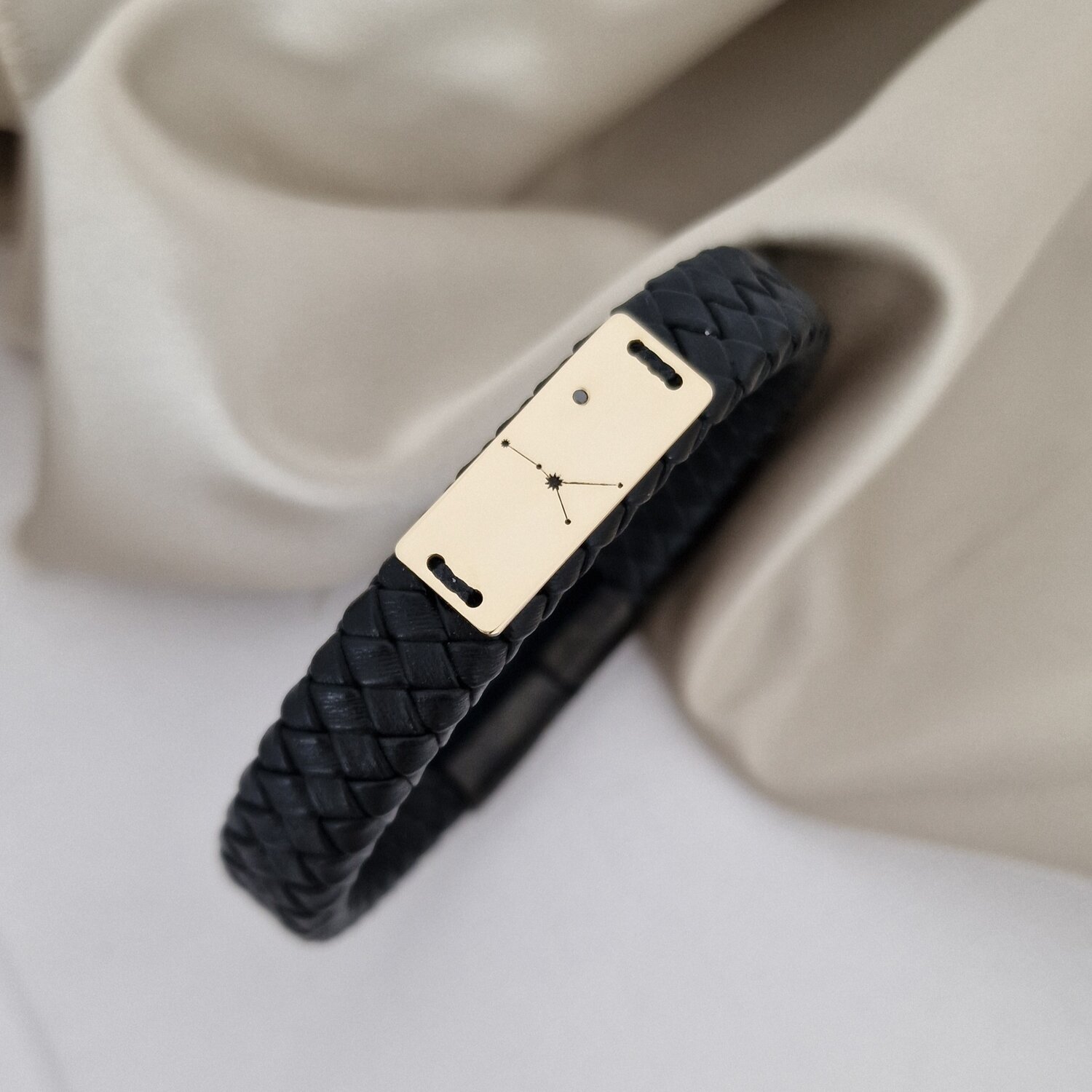 Bratara barbateasca cu Diamant natural negru - Placuta cu gravura Constelatie - Aur Galben 14K - Piele lata impletita cu inchizatoare neagra inox