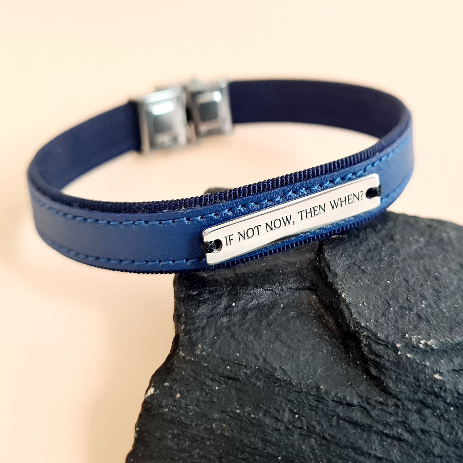 Bratara barbateasca cu piele eleganta albastra - Placuta cu text personalizat - Argint 925 - Inchizatoare clips inox