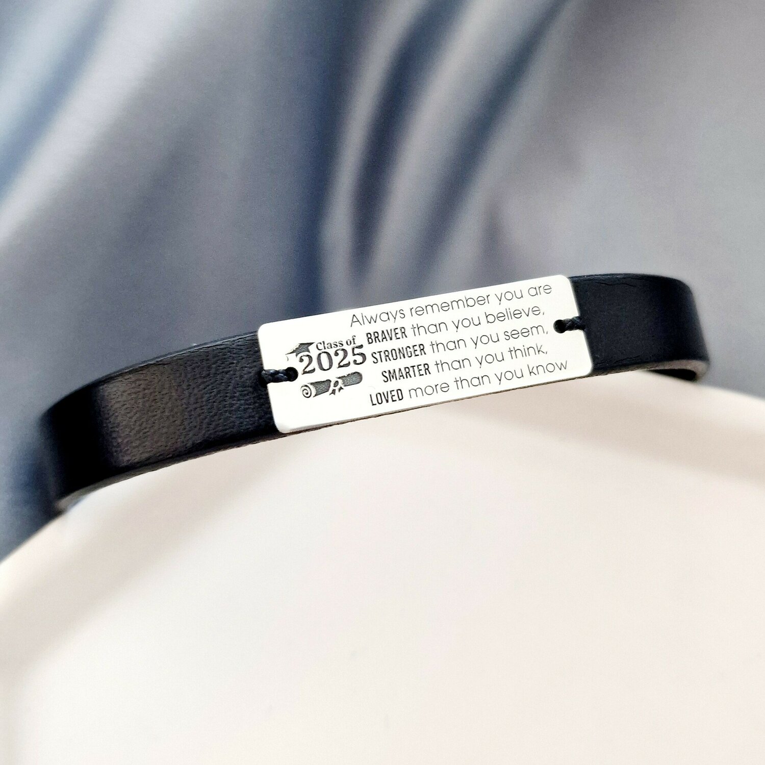 Bratara barbateasca cu piele neagra - Placuta personalizata cu text absolvire- Argint 925 - Inchizatoare neagra inox