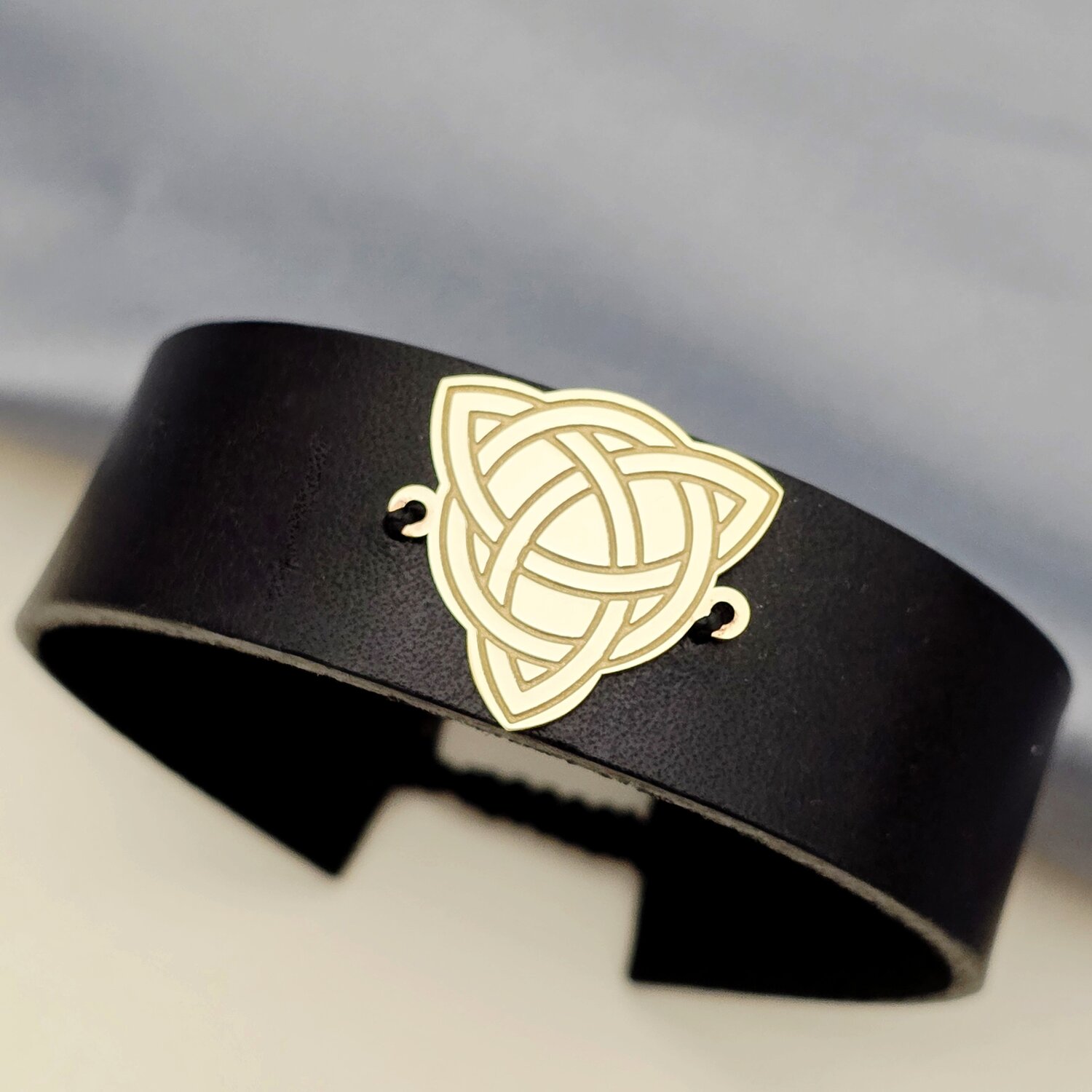 Bratara Barbateasca cu Simbol Celtic - Triquetra – Medalion Argint 925 Placat cu Aur 18K pe Piele Naturala