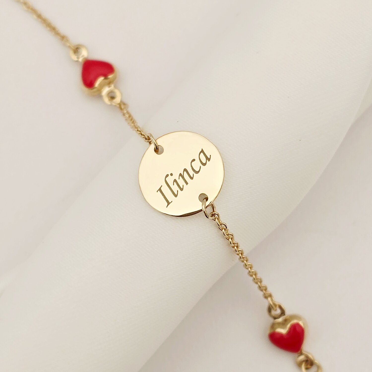 Bratara Chic Baby - Banut personalizat si Inimioare cu email rosu - Lantisor ajustabil - Aur Galben 9K