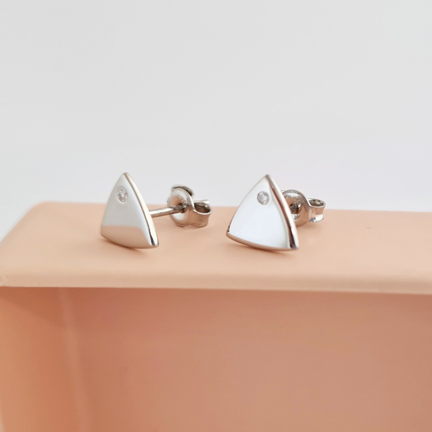 Cercei cu Diamante naturale - Model trilliant - Aur Alb 14K - Inchizatoare surub