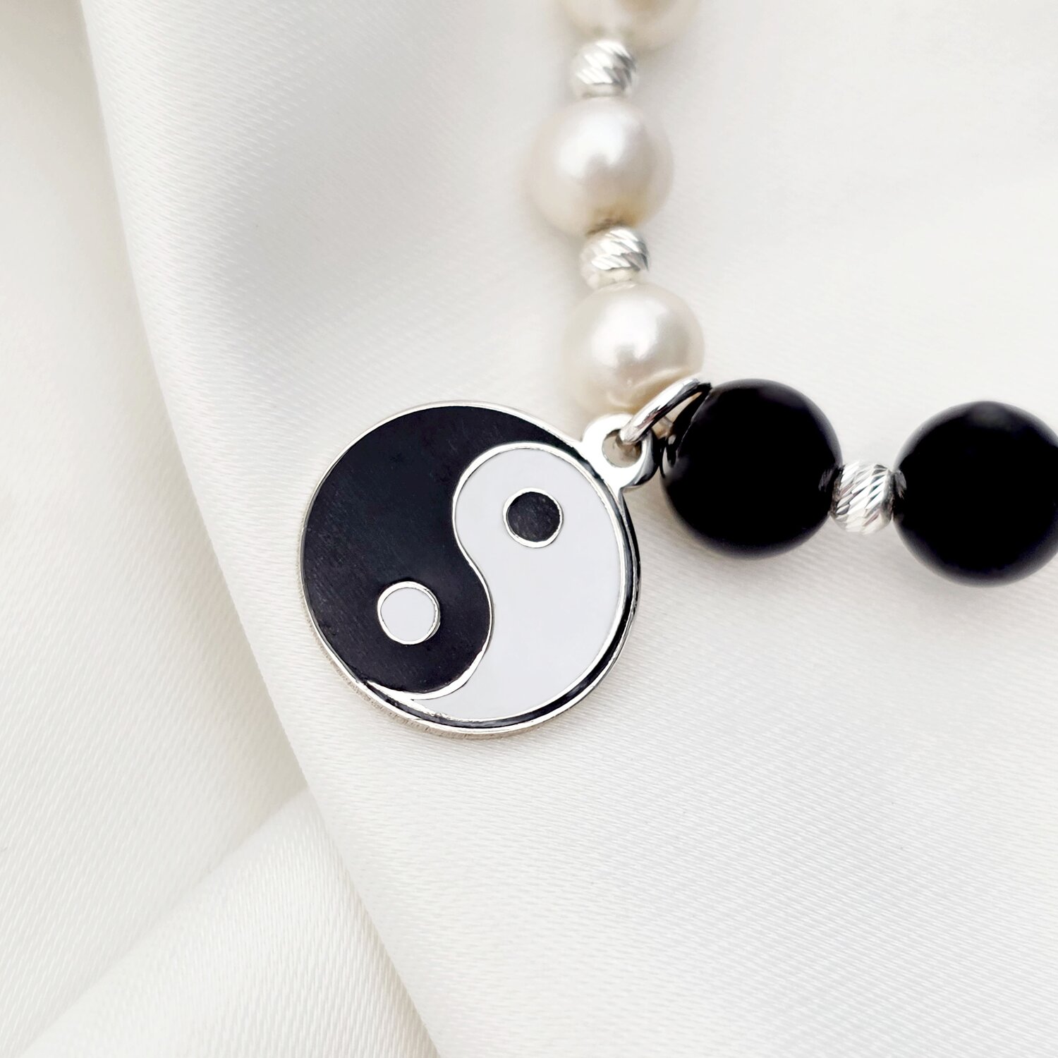 Colier cu Perle & Onix - Pandantiv Yin Yang - Model echilibrat cu perle albe, bilute si pietre onix - Argint 925