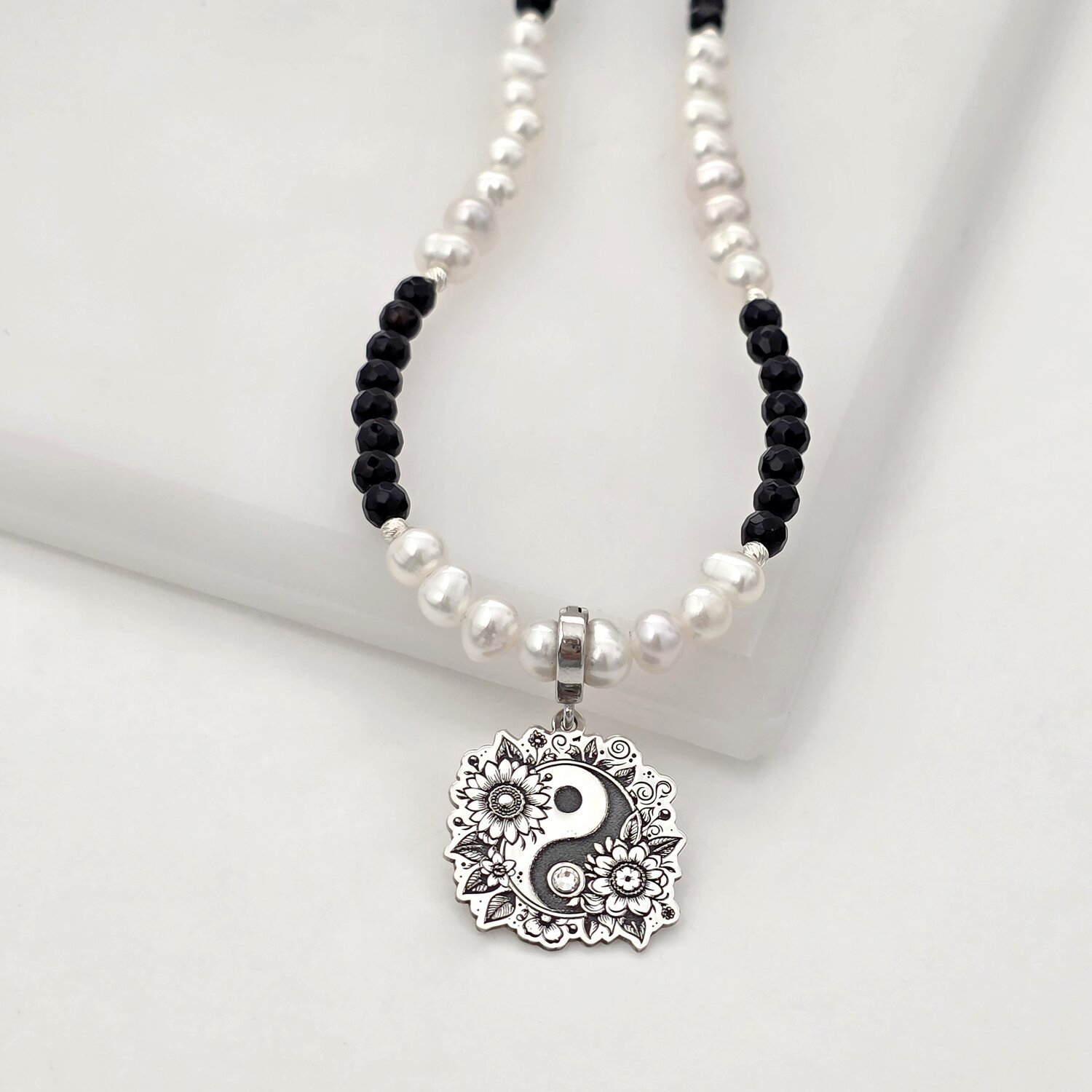 Colier Floare Yin & Yang si Cristal Swarovski - Combinatie de Perle Albe & Onix - Argint 925