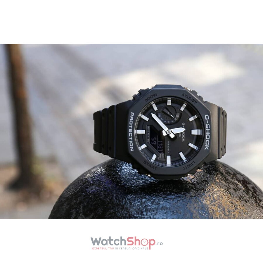 Casio G-Shock GA-2100-1A într-un cadru outdoor