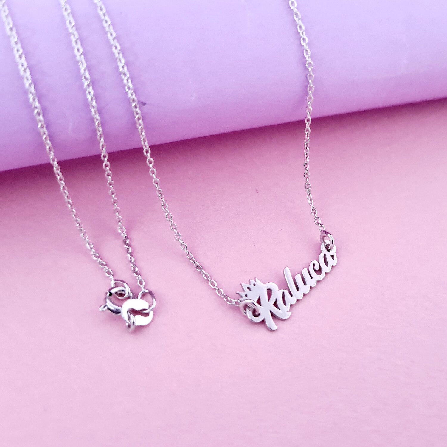 Lantisor personalizat cu nume si simbol coronita - Font elegant - Argint 925
